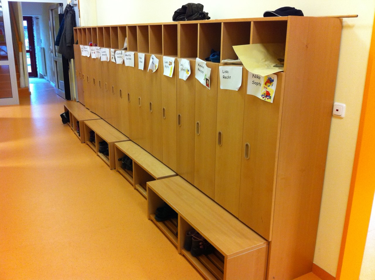 Spind kindergarten buche schuhablage