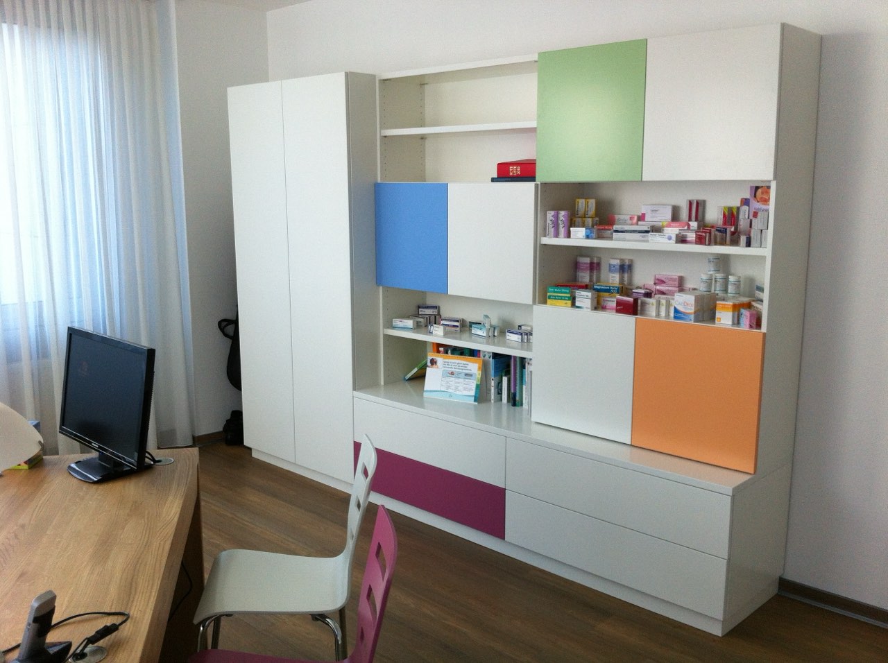 Arzt praxis Schrank regal weiss bunt lack
