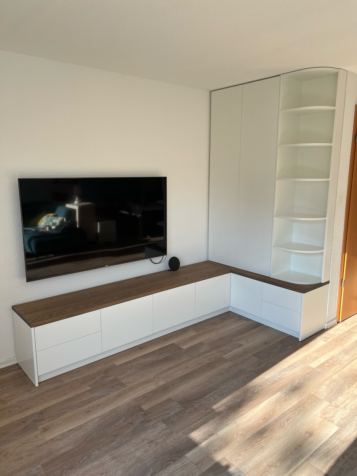 Medienwand mit Sideboard aus Eiche und weißem Eckregal